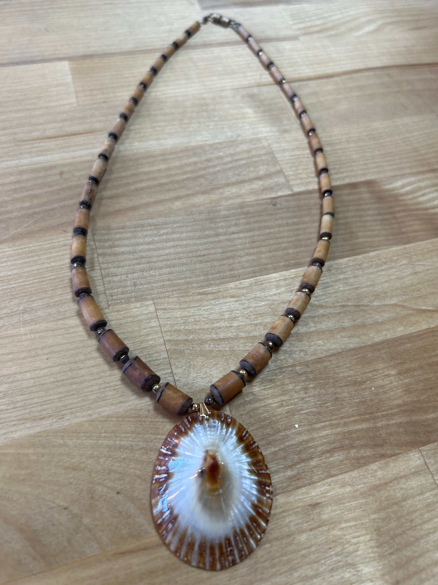 Shell Pendant Necklace Unique (preowned)