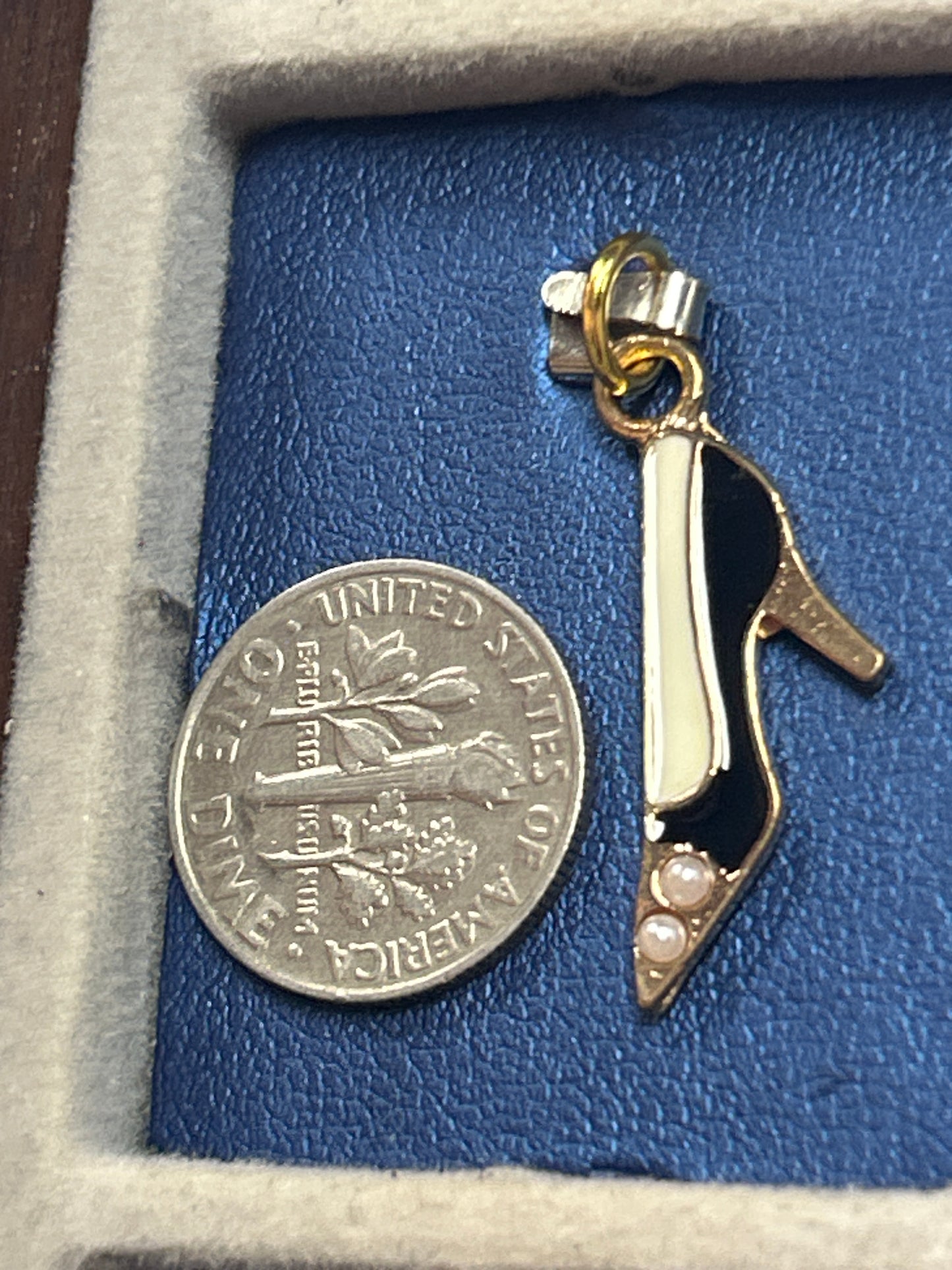 Charm (show b/w pointed)