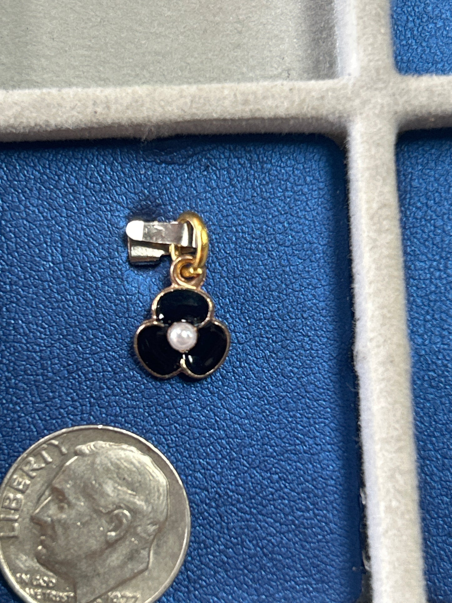 Charm (black small flower)
