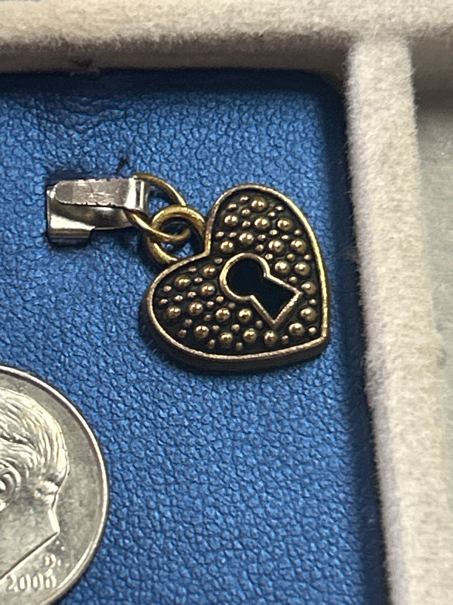 Charm (heart with key hole))