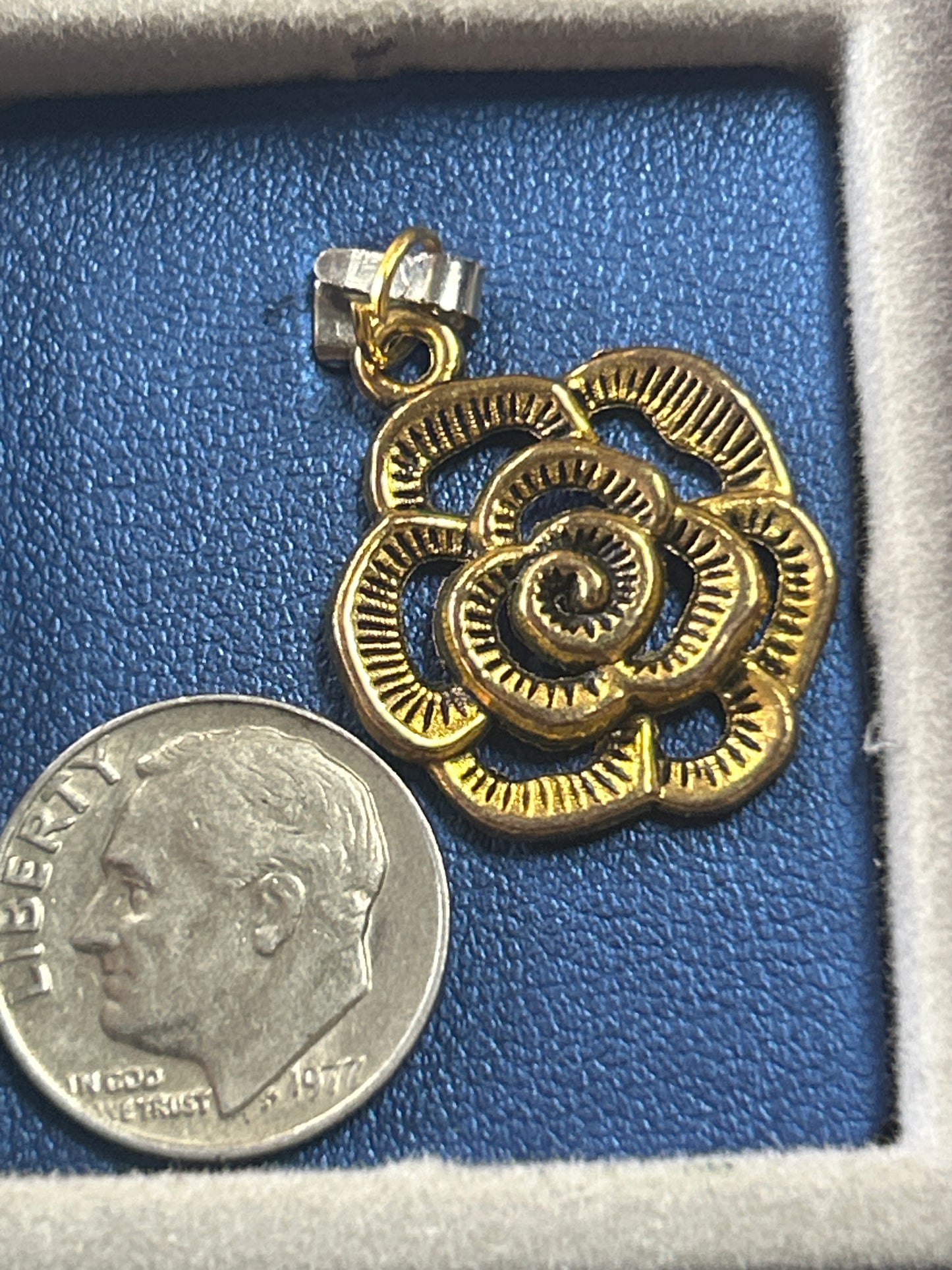 Charm (gold flower)