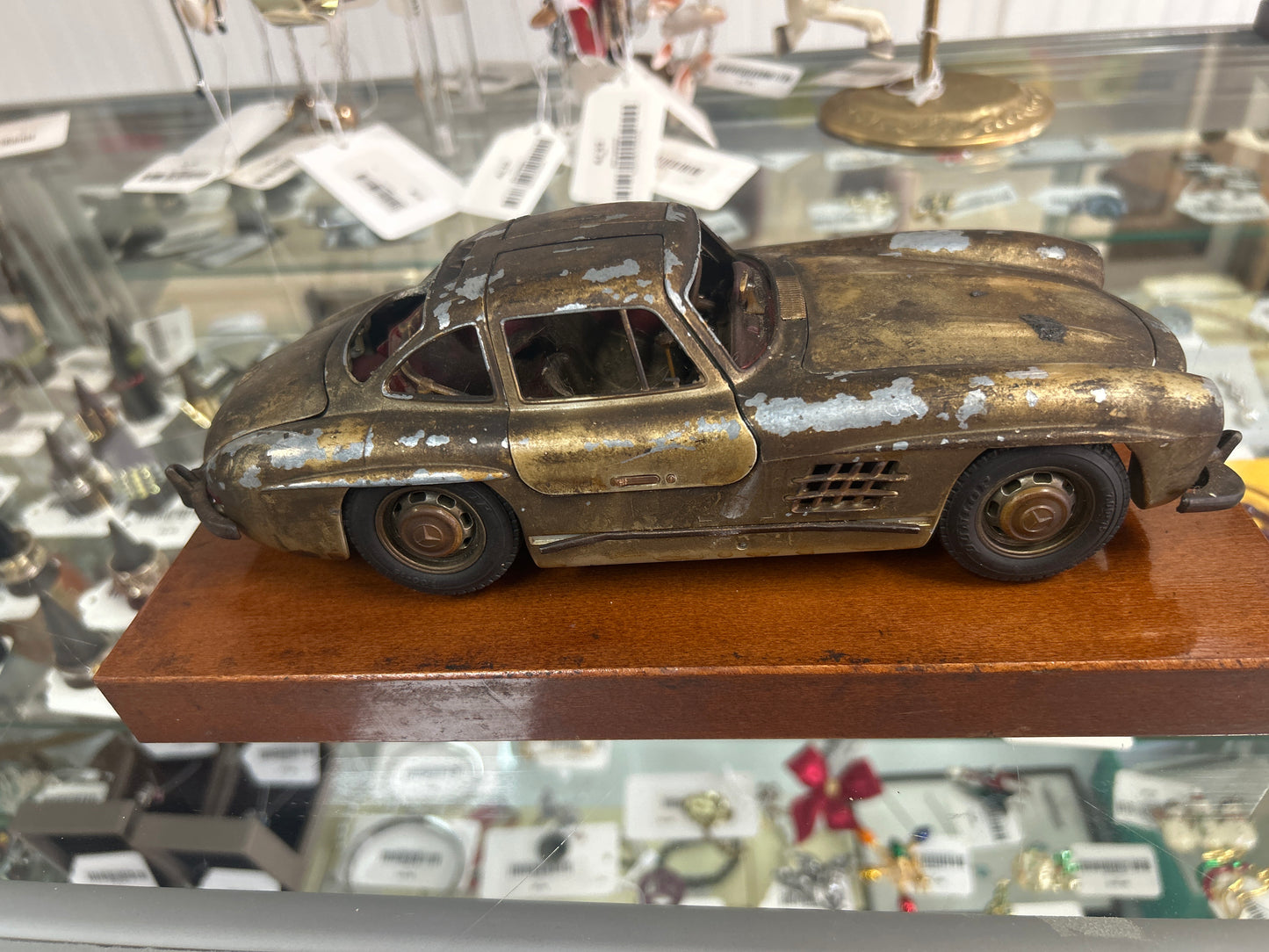 Preowned Die cast model of a 1954 Mercedes-Benz 300 SL Gullwing (see photos for condition. Beat up in a good way)