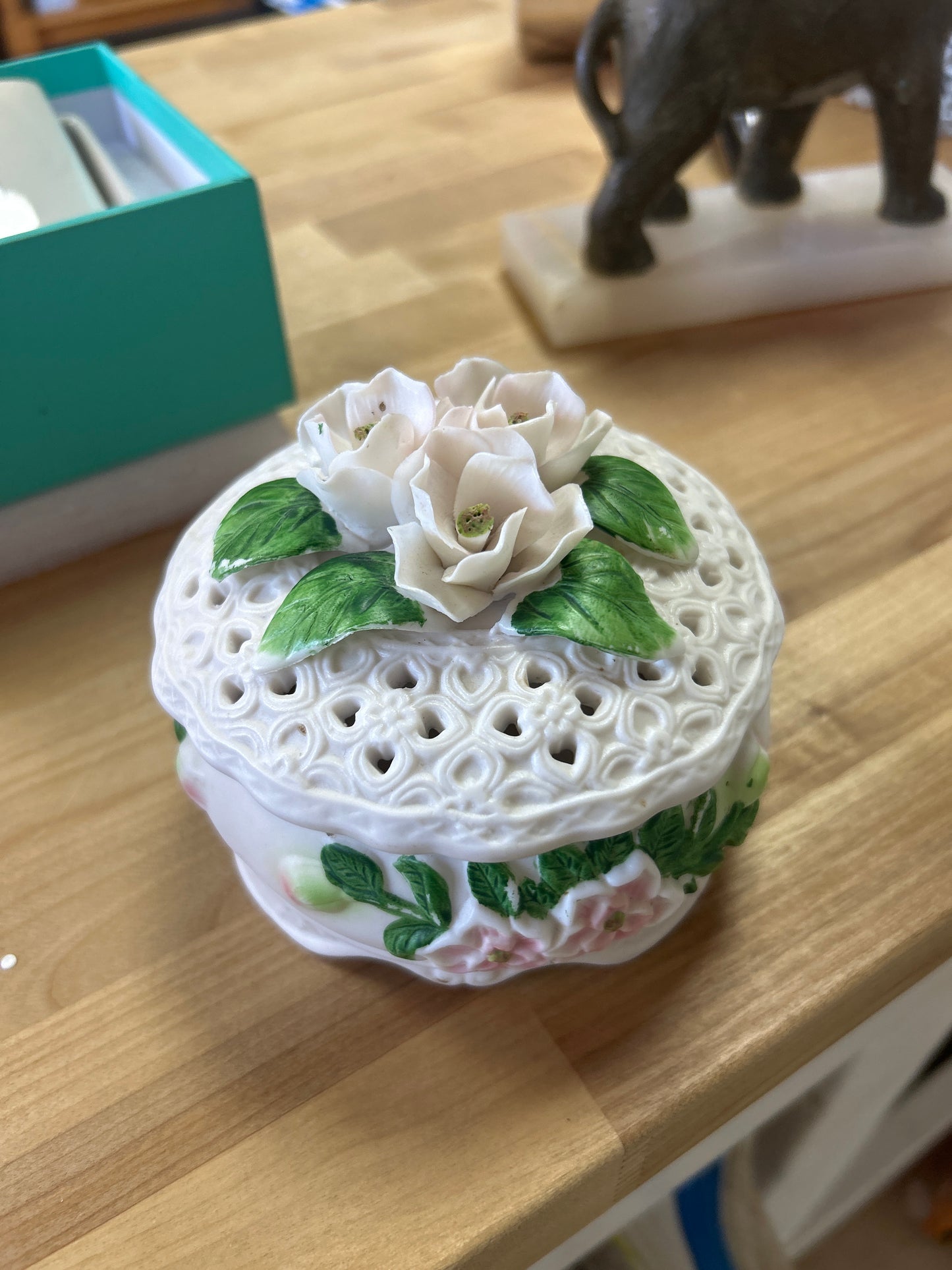 Trade Wind Bay Porcelain Botanical Pink Flower Round Shape Trinket Box (broken leaf)