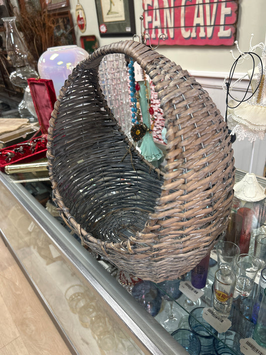 Wicker Gondola Basket: Farmhouse Hen Basket