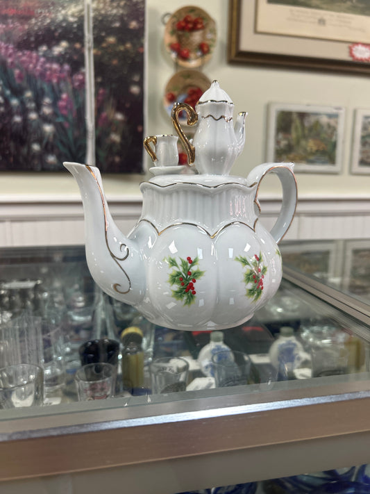 Vintage Christmas Holly & Ivy Decorative Teapot with Teapot and Tea Cup Lid