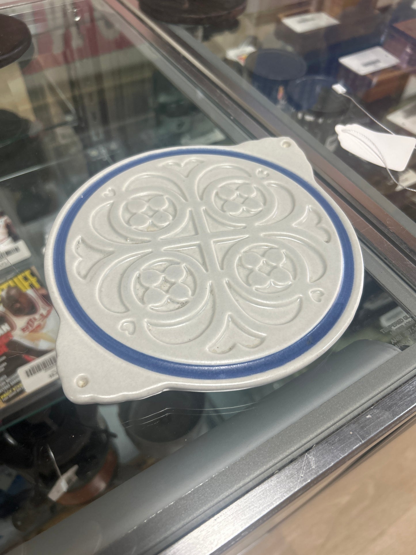 Pfaltzgraff 518 YORKTOWN TRIVET w/ handles 6-5/8" diameter Celtic Knots & Hearts