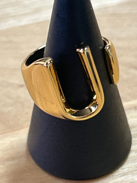 Gold tone U ring size 6
