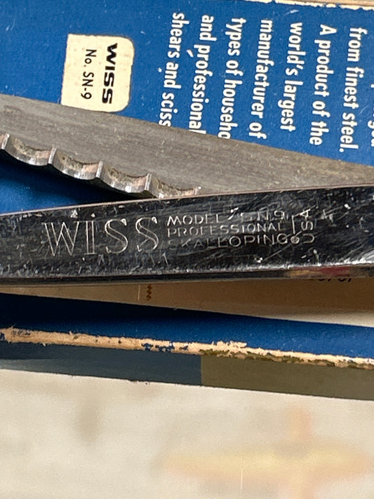 Vintage Wiss Skalloping Shears No SN-9 (with sleeve)