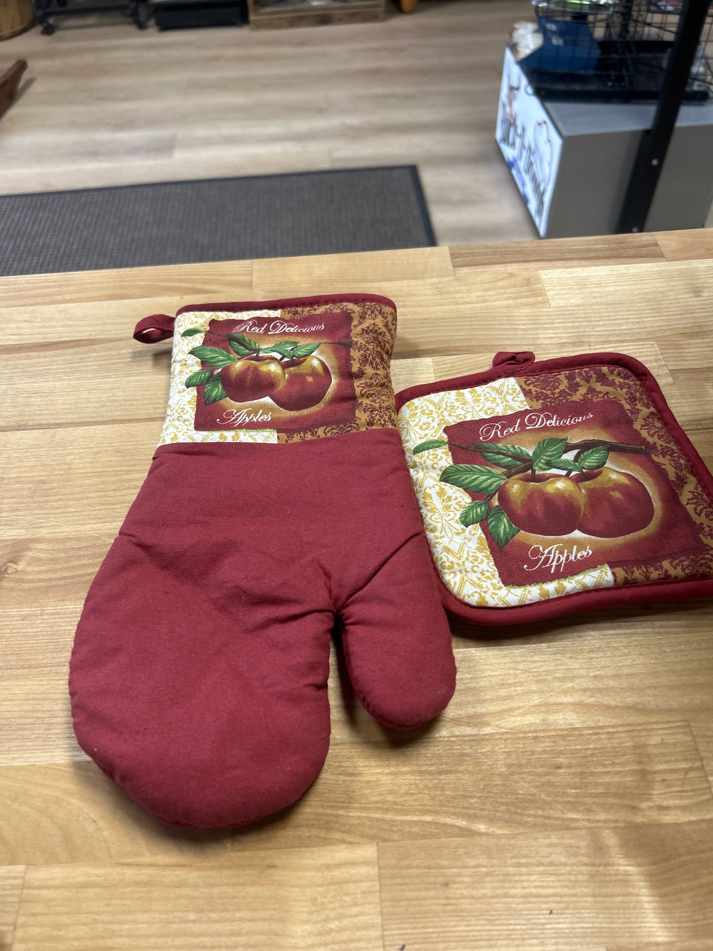 Apple glove and pot holder pre-owned