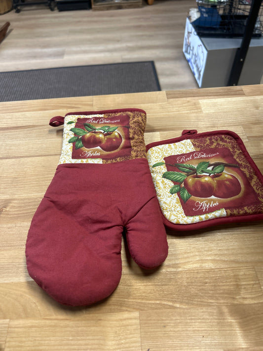 Apple glove and pot holder pre-owned