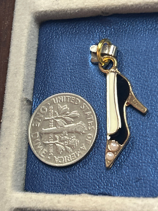 Charm (show b/w pointed)