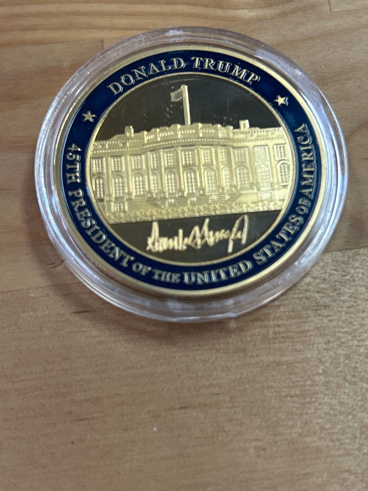 Donald Trump, Whitehouse, Challenge Coin, Souvenir. Gold Tone. 45th