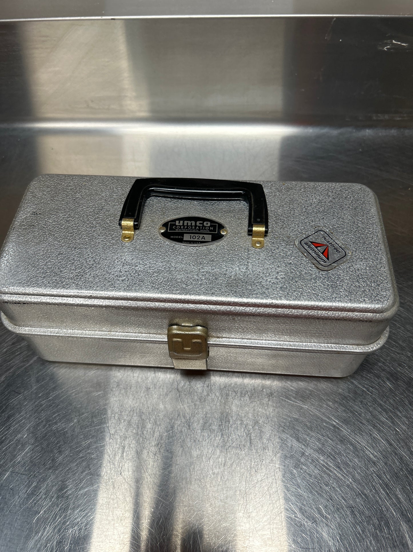 Vintage UMCO 102A Aluminum Metal Fishing Tackle Box 2 Tray Made In USA