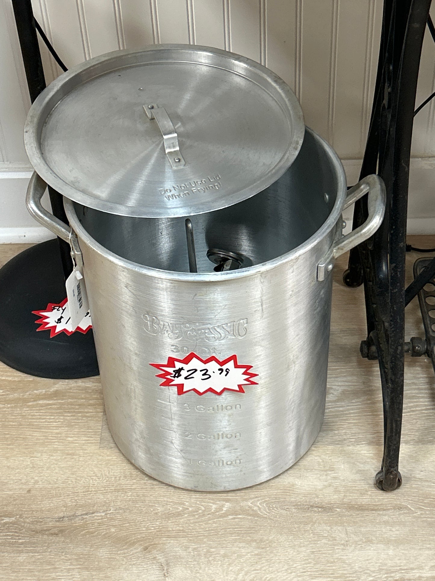 Bayou Classic 3025 30-qt Aluminum Turkey Fryer Features 30-qt