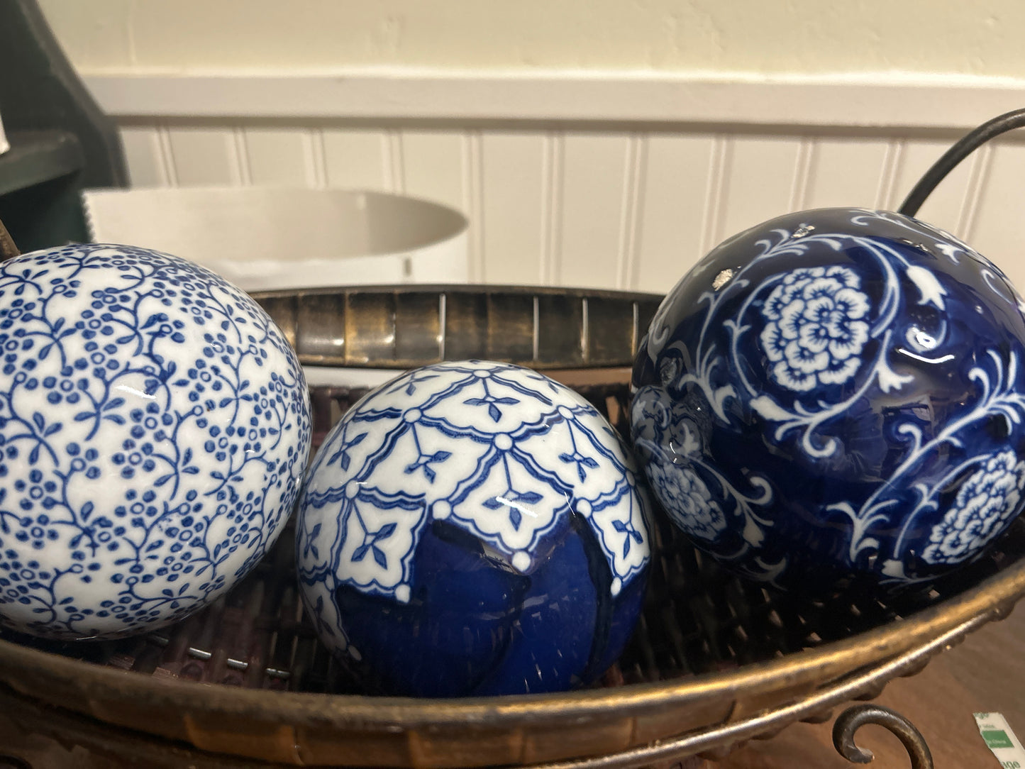 Blue and white decorative ceramic ball (set of 3) in metal basket