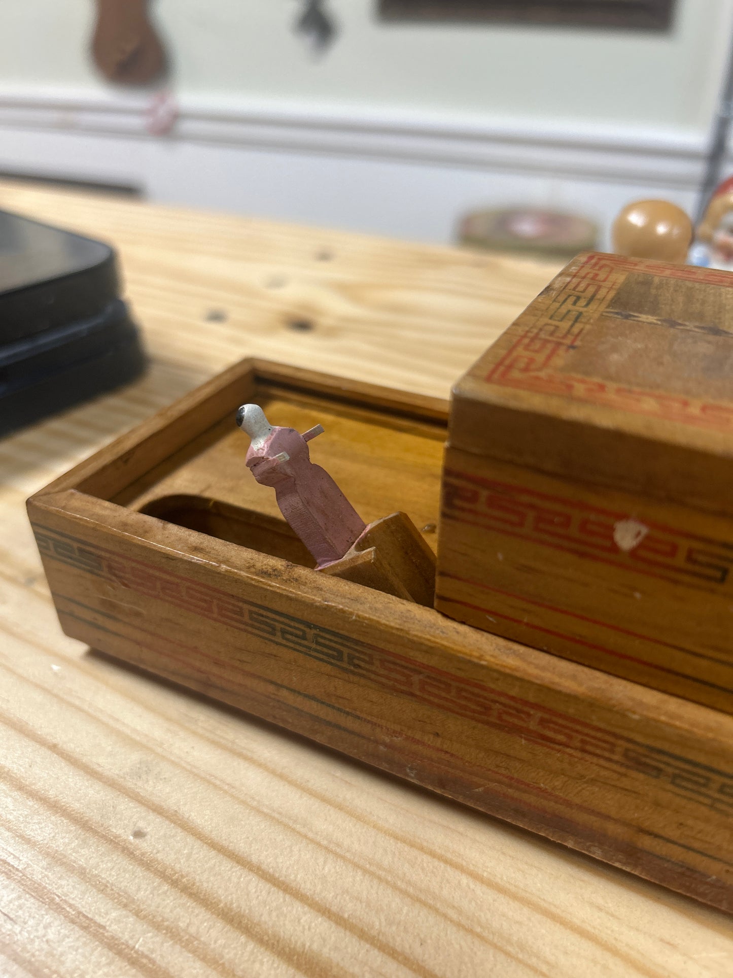 RARE VINTAGE ORNATE MECHANICAL JAPANESE WOODEN CIGARETTE ROLL TOP BOX