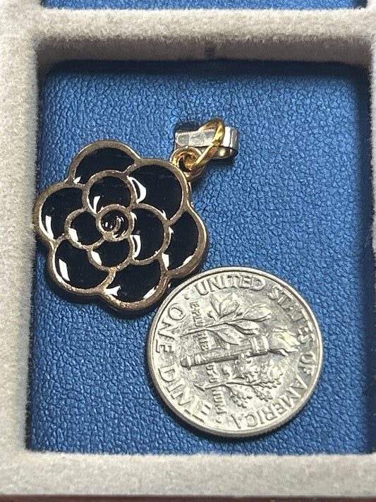 Charm (black flower round)