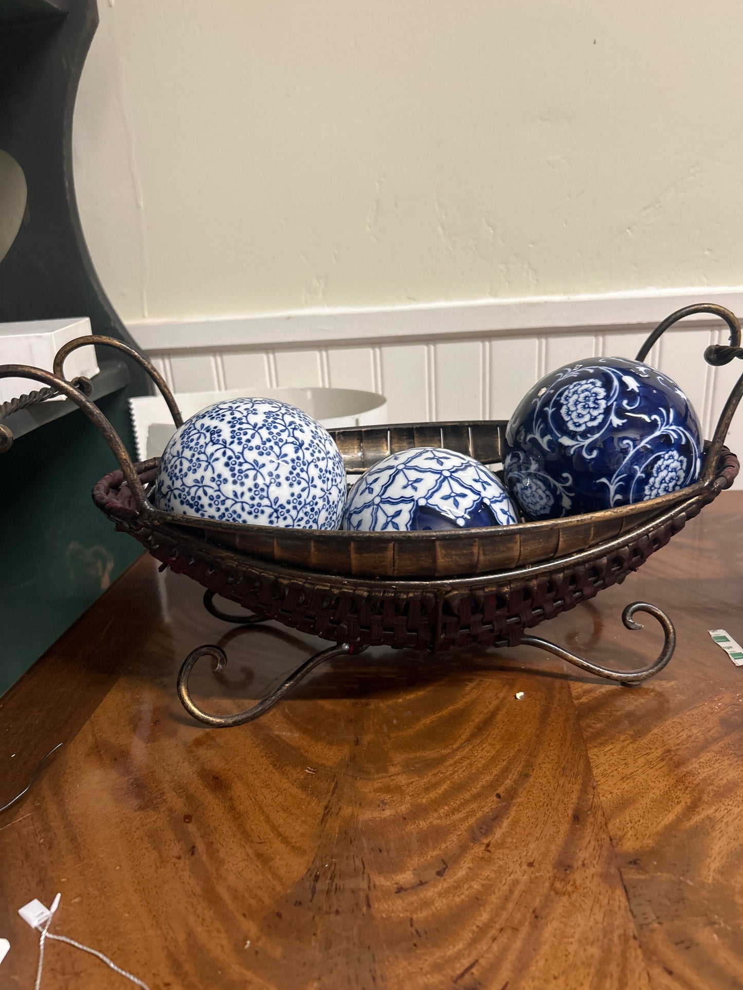 Blue and white decorative ceramic ball (set of 3) in metal basket