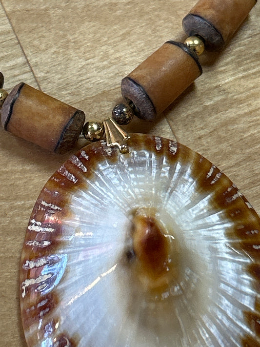 Shell Pendant Necklace Unique (preowned)