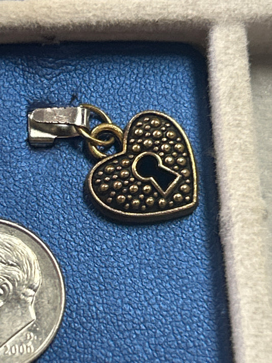 Charm (heart with key hole))