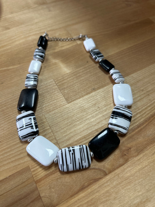 Black and white necklace pre-owned